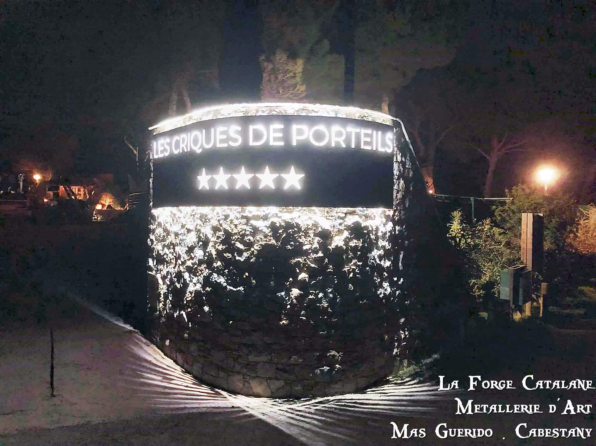 enseigne avec motifs decoupe au laser led et plexi blanc camping criques de porteils forge catalane.jpg